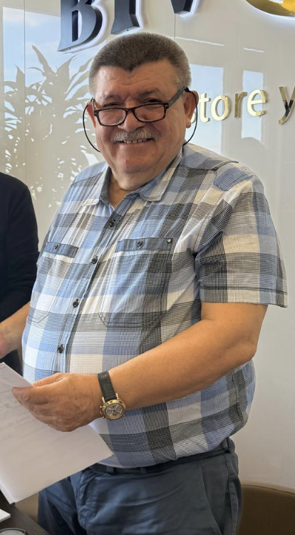 Andranik Ghazarian at the BTV offices (Portrait: Papers in hand)